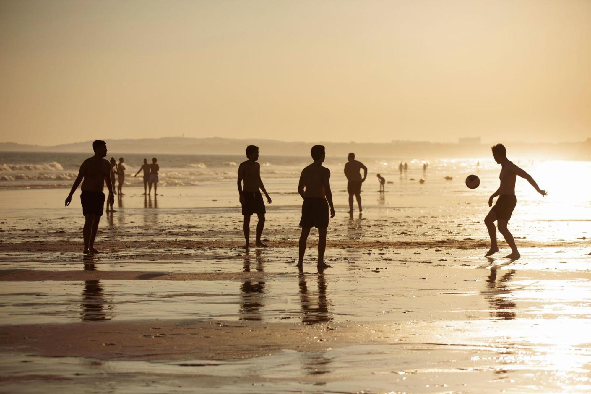 Domes Lake Algarve, Autograph Collection Vilamoura Eksteriør bilde Football on the beach