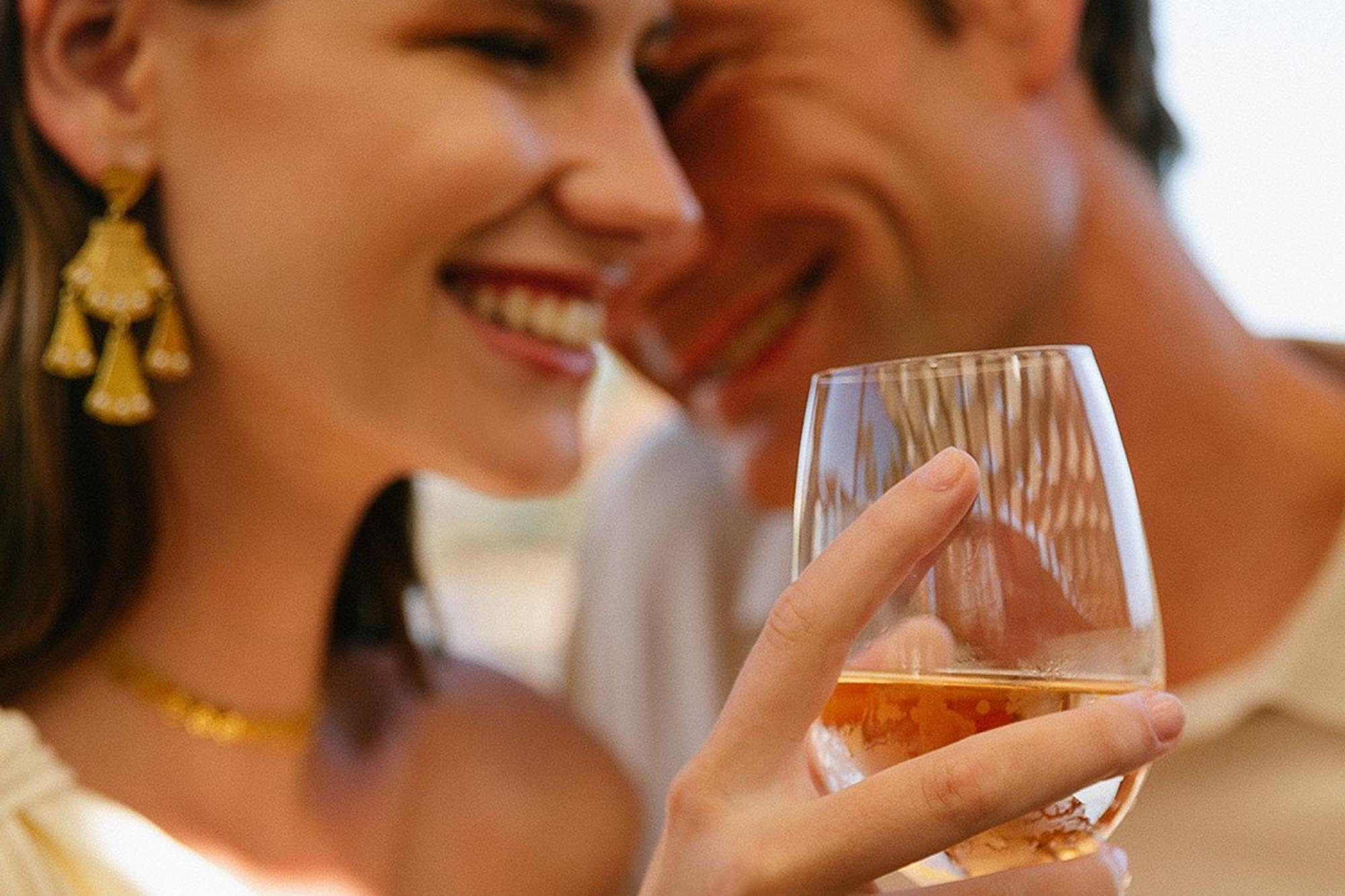 Domes Lake Algarve, Autograph Collection Vilamoura Eksteriør bilde A couple drinking wine